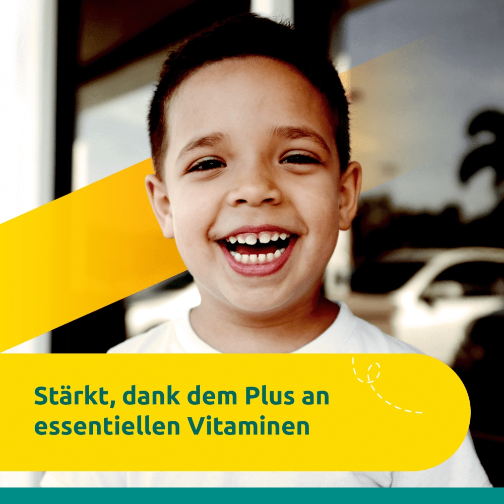 Kleiner Junge in weissem T-Shirt mit dunkelbraunen Haaren lacht. Text: