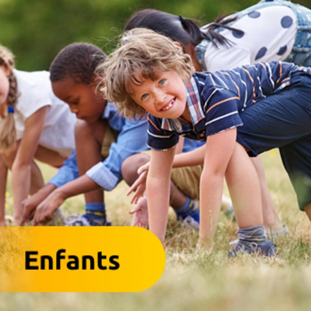Groupe d’enfants qui jouent dehors